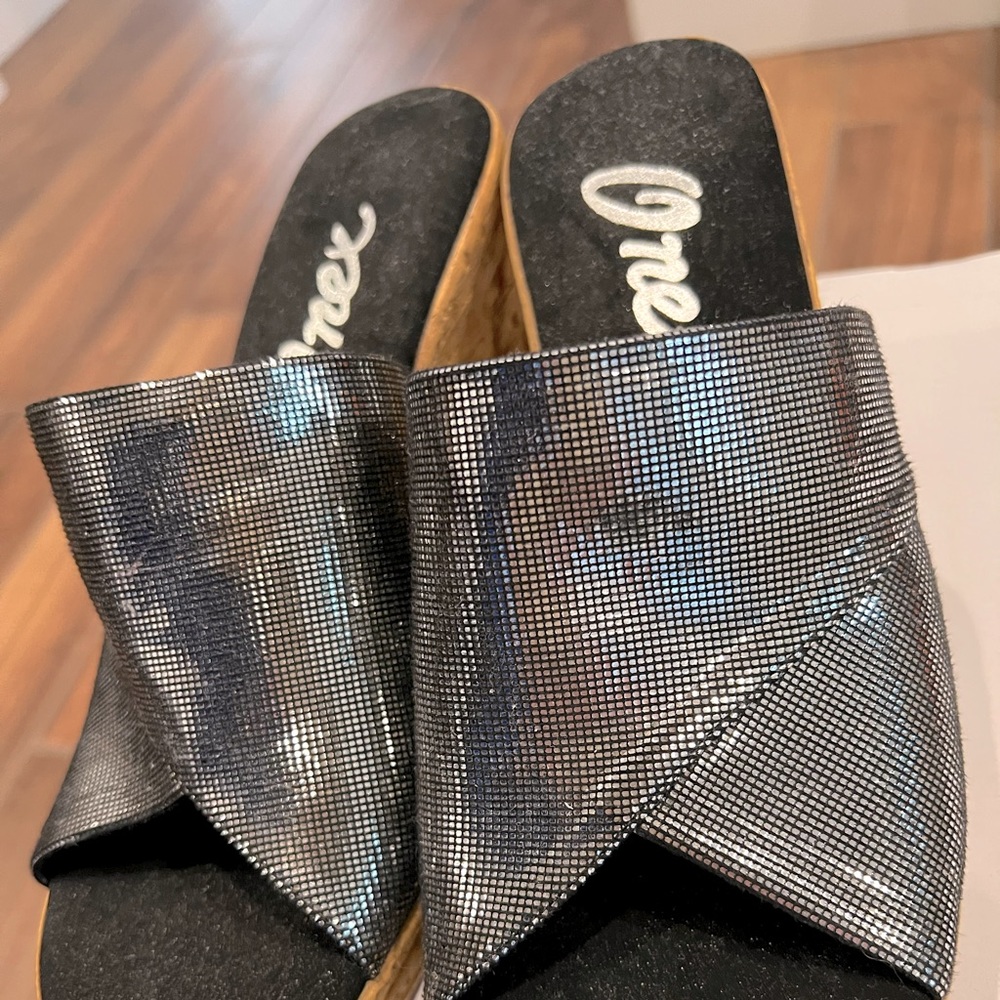 Onex, shimmer from light to dark silver, lightly used, great condition, wedge